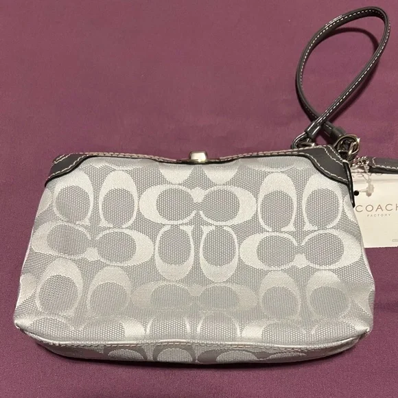 Coach Signature Turnlock large wristlet - Picture 1 of 8